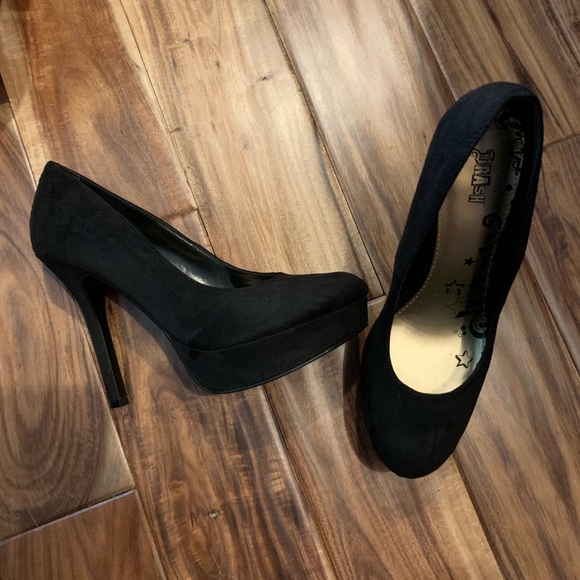 Shoes - Picture 2 of 8